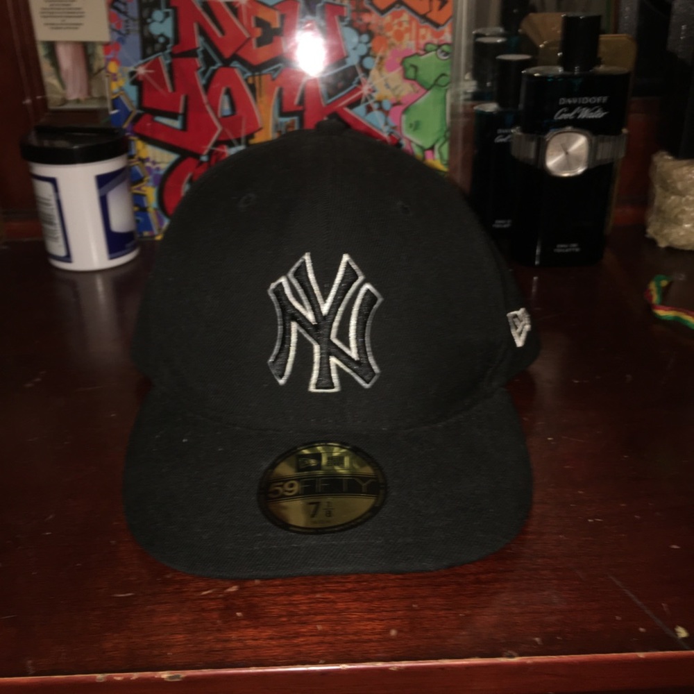Black, New Era NY Yankee Cap, Size 7 1/8